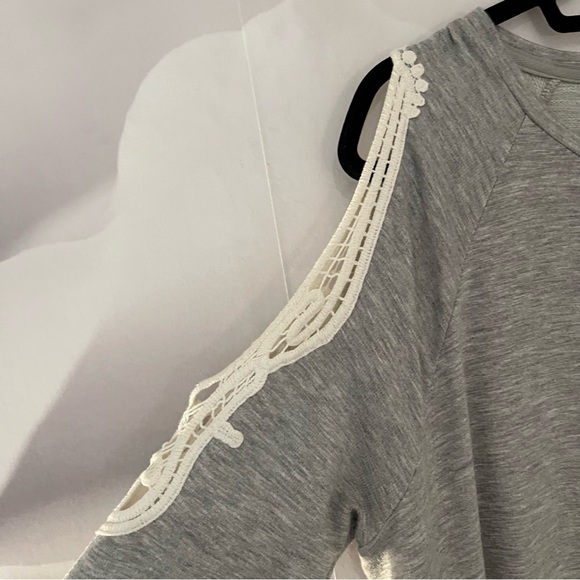 American Eagle top with cut out sleeves size large - Picture 2 of 3